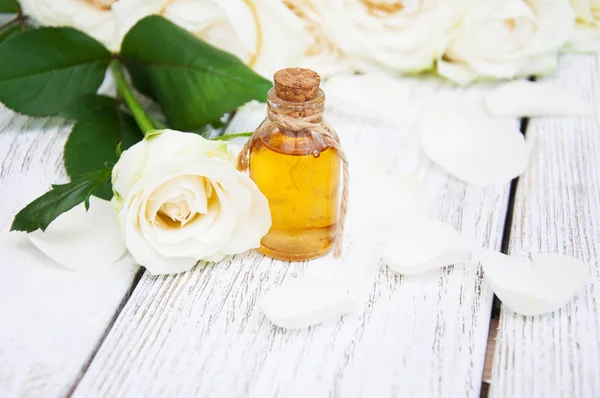 Bottiglie Essenza Aroma Olio Con Rose Petali Sfondo Legno Piccole — Foto Stock