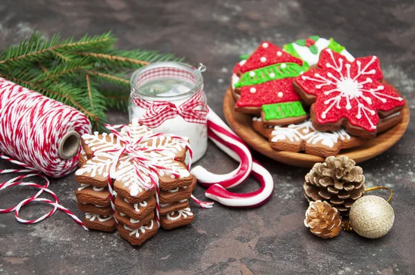 Weihnachten Ingwerplätzchen Mit Christbaumkugeln Auf Steinhintergrund Stockfoto