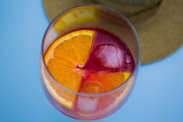 Rotes Getränk Auf Hellblauem Hintergrund Erfrischende Martini Glasbecher Mit Orangen — Stockfoto