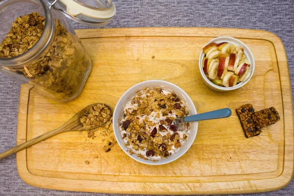 Frühstück Schüssel Joghurt Mit Müsli Obst Und Einem Müsliriegel Auf — Stockfoto