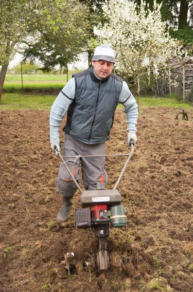 Mens Ploegt Grond Met Een Motorbewerker Een Boer Ploegt Grond — Stockfoto