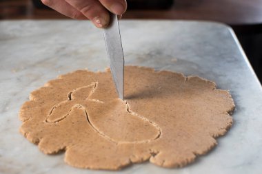 Festival zamanında kurabiye pişirmek, Noel, Paskalya, eski fırında ateş yakmak. Üst görünüm