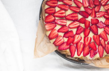 Çilekli tart ve krema. Manzaralı. yakın plan