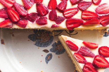 Çilekli tart ve krema. Manzaralı. yakın plan