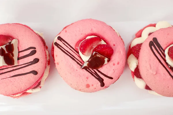 Macaron Merah Muda Diisi Dengan Krim Dan Stroberi Warna Pastel — Stok Foto