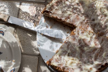 Dilimlenmiş havuçlu kek, seramik tabakta servis edilir.