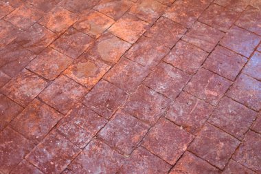 Tuğla turuncu zemin eski tarihi bir evin içinde, yakın çekim manzaralı.