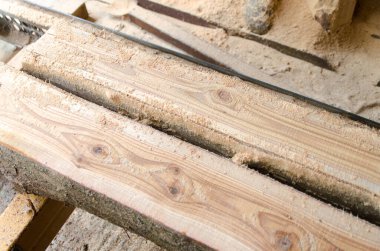 Tahta kereste inşaat malzemeleri depoda. Tahtayla çalış