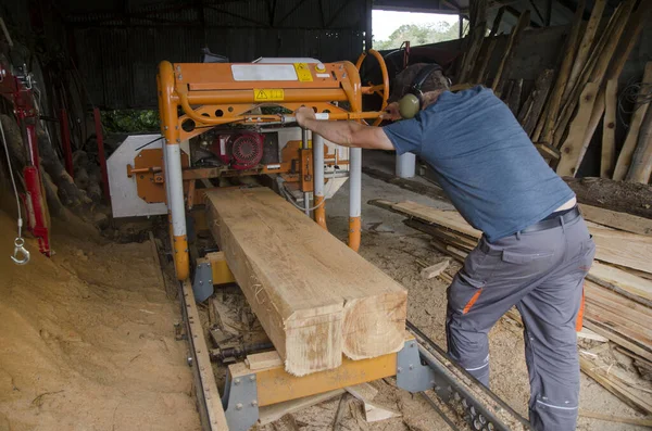 Man Operates Log Band Saw Hard Work — Stock Photo, Image