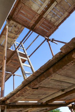 Ev duvarında termal yalıtım ve polistiren. Aile evinin yakınındaki bir iskele resmi, termal izolasyon sistemiyle bağlantı kurun.