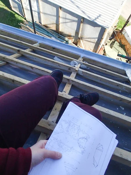 Konstruktor Sprawdza Budynek Dachu Zgodnie Planem Koncepcje Budowlane — Zdjęcie stockowe