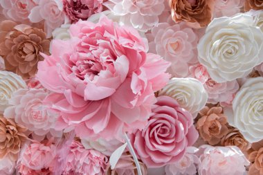 Çiçek, düğün davetiyeleri için arka plan olarak kıvrımlı kağıttan yapılır.