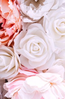 Çiçek, düğün davetiyeleri için arka plan olarak kıvrımlı kağıttan yapılır.