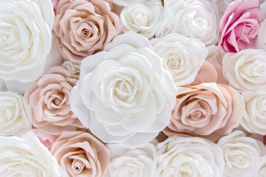 Çiçekler kıvrımlı kağıttan yapılır. Çiçekler ılık renklerde. Kutlamak için düğün aranjmanı.