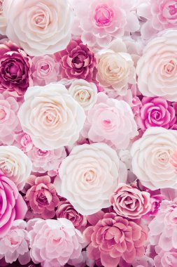 Çiçek, düğün davetiyeleri için arka plan olarak kıvrımlı kağıttan yapılır.