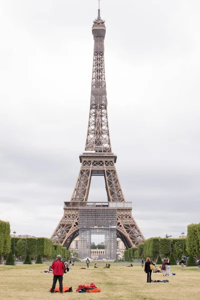 Paris Fransa Haziran 2020 Paris Eyfel Kulesi Turistler Ünlü Kent — Stok fotoğraf
