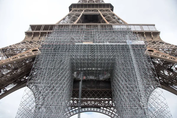 Eyfel Kulesi Eyfel Kulesi Yenileme Işlemi Sırasında Paris Dönüm Noktası — Stok fotoğraf