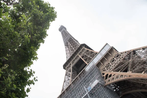 Eyfel Kulesi Eyfel Kulesi Yenileme Işlemi Sırasında Paris Dönüm Noktası — Stok fotoğraf