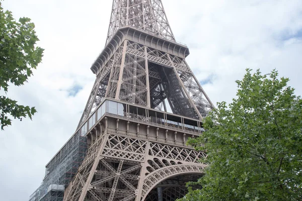 Közeli Eiffel Torony Eiffel Torony Párizs Mérföldköve Felújítási Folyamat Során — Stock Fotó