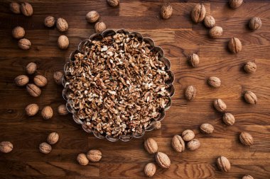 Ceviz çekirdekleri ve eski ahşap masa üzerinde cevizler.