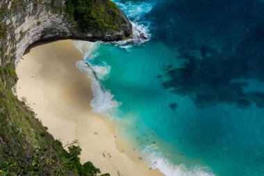 Nusa Penida Adası 'ndaki Bounty Plajı, Gizli Mücevher, Güzel Bali, Endonezya. Yaz tatili konsepti, Asya 'da seyahat..