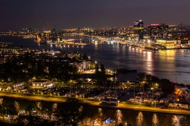 A 'dam Gözcüleri' nden gece görüşü. IJ nehri ve Amsterdam şehri boyunca.