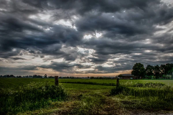 Ciel Dramatique Dessus Une Prairie Verte Avec Une Clôture Sur — Photo