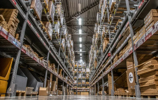 Büyük bir mobilya dükkanının yüksek depolama iskelesinin düşük bakış açısı