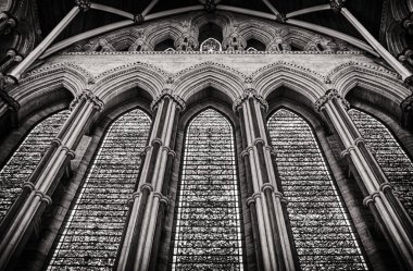 York Minster 'ın içinde siyah beyaz camlı pencereler var.
