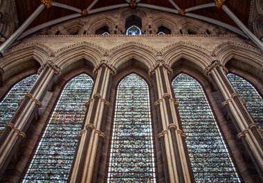 York Minster 'ın içinde HDR renginde lekeli cam pencereler.