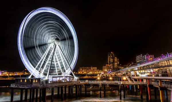 Scheveningen 'in renkli silueti ve geceleri dönme dolabı olan ünlü Pier, Hollanda' nın Lahey 'i.