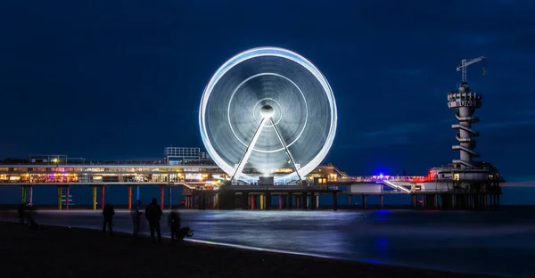 Mavi saatte dönme dolabıyla Renkli Scheveningen İskelesi, Hollanda Lahey 'i Den Hague