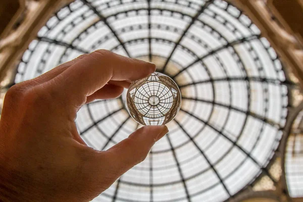 Galleria Vittorio Emanuele II 'nin kubbesi kırılgan cam bir topun içinden görüldü.