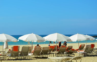 Hawaii 'nin Büyük Adası' ndaki güzel Mauna Kea Sahili. Beyaz kum, hilal şeklindeki plaj, masmavi su, yumuşak sörf. Golf sahası, lüks otel ve apartman daireleri. 