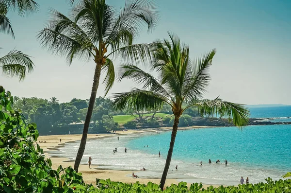 ハワイ島の美しいマウナケアビーチ白い砂 三日月形のビーチ 澄んだ紺碧の水 穏やかな波 ゴルフ場 高級ホテル コンドミニアムを併設 — ストック写真