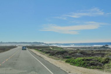 Kaliforniya 'nın çarpıcı Central Coast' unun Monterey Yarımadası 'ndaki 17 Mil. Engebeli kıyı şeridi, kumlu plajlar, selvi ağaçları ve berrak, masmavi su..