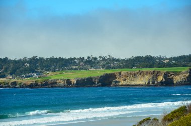 Carmel, California 'da çarpıcı beyaz kumsal. Monterey ve Big Sur arasında, Kaliforniya 'nın göbeğinde ünlü bir yer.