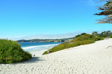 Carmel, California 'da çarpıcı beyaz kumsal. Monterey ve Big Sur arasında, Kaliforniya 'nın göbeğinde ünlü bir yer.