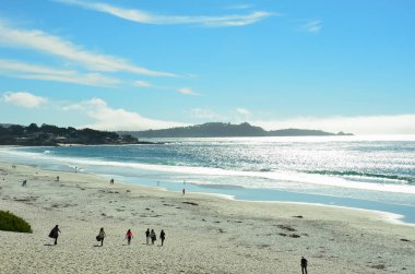 Carmel, California 'da çarpıcı beyaz kumsal. Monterey ve Big Sur arasında, Kaliforniya 'nın göbeğinde ünlü bir yer.