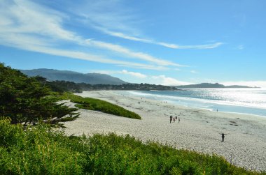 Carmel, California 'da çarpıcı beyaz kumsal. Monterey ve Big Sur arasında, Kaliforniya 'nın göbeğinde ünlü bir yer.