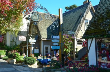 Kaliforniya 'nın nefes kesici Central Coast' unun Monterey Yarımadası 'ndaki dünyaca ünlü Carmel-by-the-Sea. Güzel beyaz kumlu bir köyde Clint Eastwood ikamet ediyor ve eski belediye başkanı..
