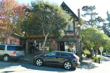 Kaliforniya 'nın nefes kesici Central Coast' unun Monterey Yarımadası 'ndaki dünyaca ünlü Carmel-by-the-Sea. Güzel beyaz kumlu bir köyde Clint Eastwood ikamet ediyor ve eski belediye başkanı..