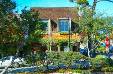 Kaliforniya 'nın nefes kesici Central Coast' unun Monterey Yarımadası 'ndaki dünyaca ünlü Carmel-by-the-Sea. Güzel beyaz kumlu bir köyde Clint Eastwood ikamet ediyor ve eski belediye başkanı..