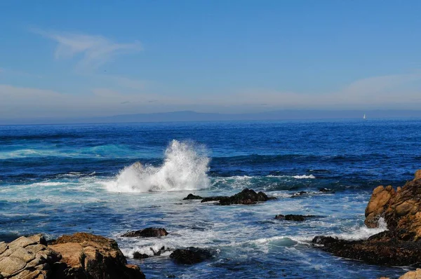 カリフォルニア州の美しいセントラルコーストのモントレー半島にある美しい17マイルドライブ 頑丈な海岸線 ヒノキの木 およびクリア 紺碧の水を備えています — ストック写真