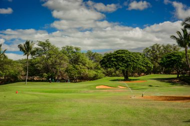 Hawaii, Maui adasında Haleakala Dağı manzaralı güzel ve manzaralı bir golf sahası.