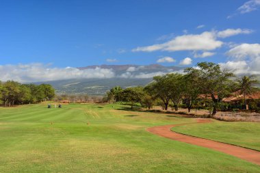 Hawaii, Maui adasında Haleakala Dağı manzaralı güzel ve manzaralı bir golf sahası.
