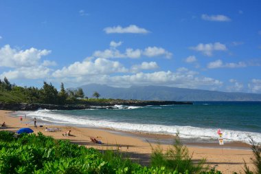 DT Fleming Sahili, Maui 'nin kuzeybatısındaki Kapalua bölgesinde. Güzel kumlu sahil, yumuşak dalgalar ve mükemmel yüzme. Suyun karşısındaki Molokai manzarası, gölgeli park, tuvaletler ve piknik masaları. Ayrıca bir sahil lokantası ve bar..