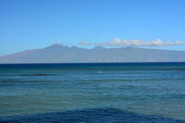 Molokai Adası, Maui, Kahana Sahili 'nden görüldüğü gibi..