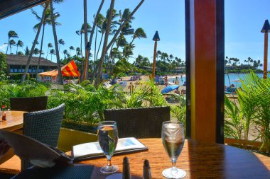 Maui, Hawaii 'nin kuzeybatısındaki güzel Napili Sahili. Sakin suları olan korunaklı körfez, yüzmek için harika..