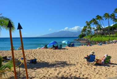 Maui, Hawaii 'nin kuzeybatısındaki güzel Napili Sahili. Sakin suları olan korunaklı körfez, yüzmek için harika..